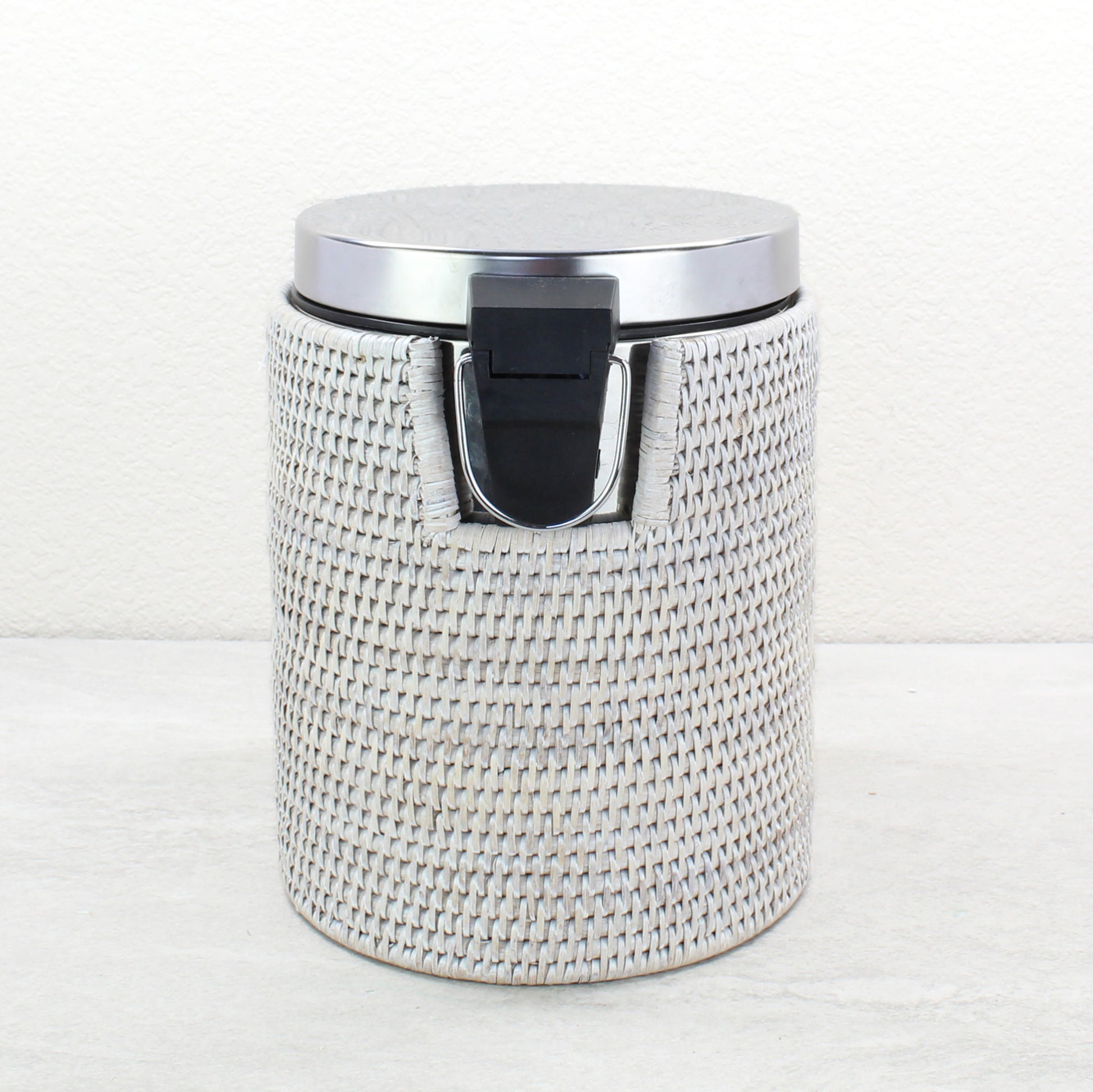 Rattan_Waste_Bin_with_Metal_Inside_and_Plastic_Insert-Sustainable_Home_Organizing-005
