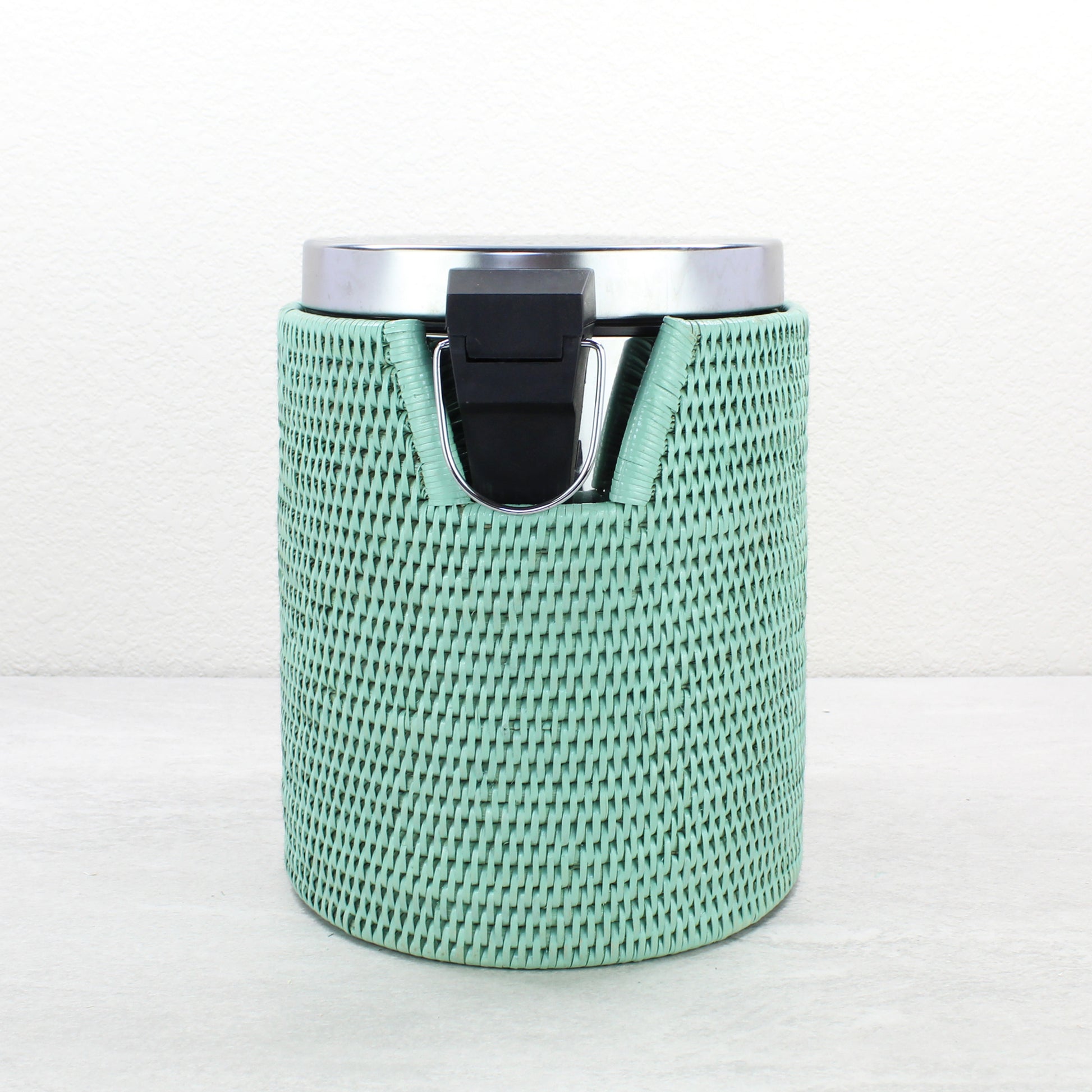 Rattan_Waste_Bin_with_Metal_Inside_and_Plastic_Insert-Sustainable_Home_Organizing-006