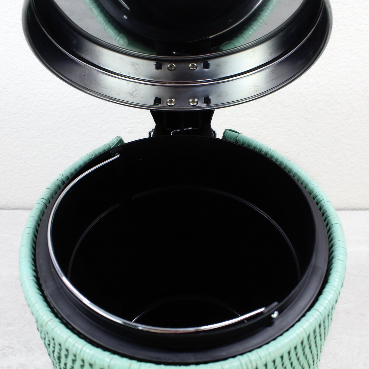 Rattan_Waste_Bin_with_Metal_Inside_and_Plastic_Insert-Sustainable_Home_Organizing-008
