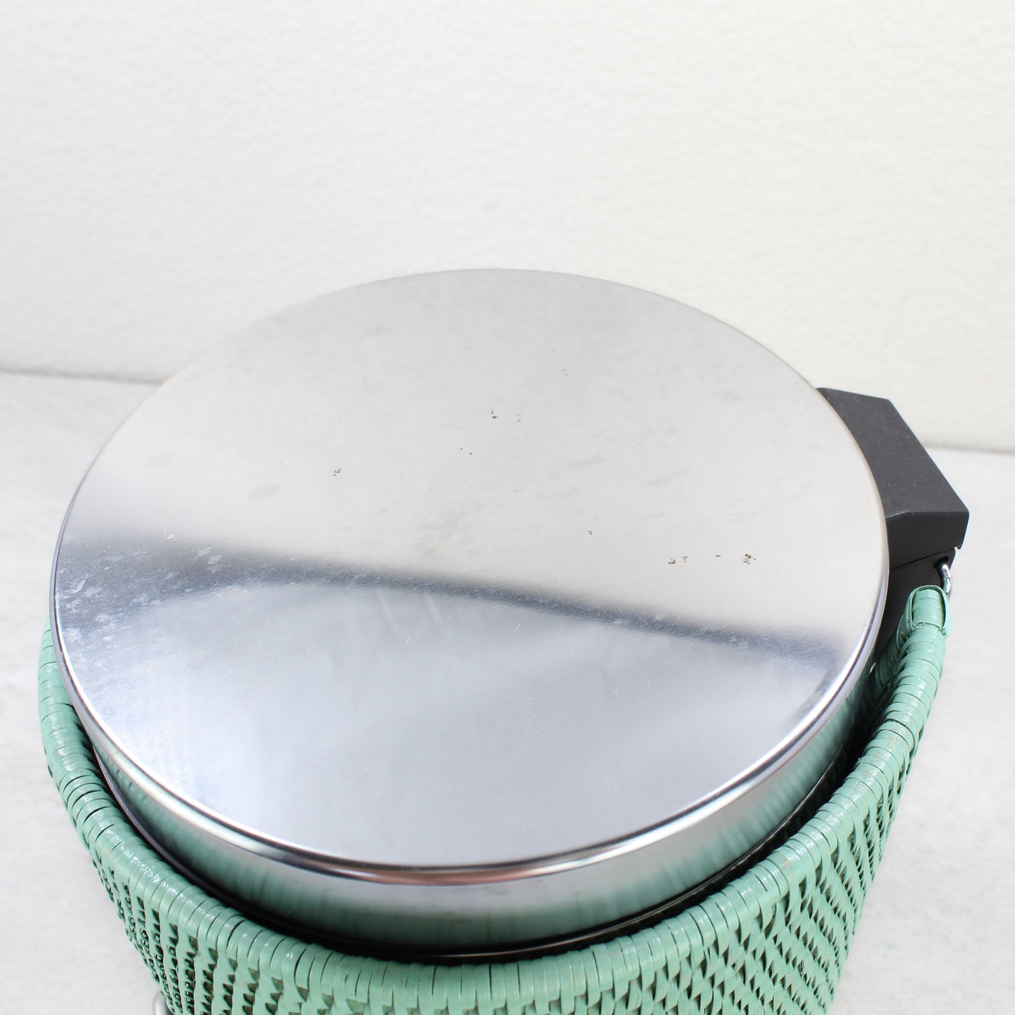 Rattan_Waste_Bin_with_Metal_Inside_and_Plastic_Insert-Sustainable_Home_Organizing-009