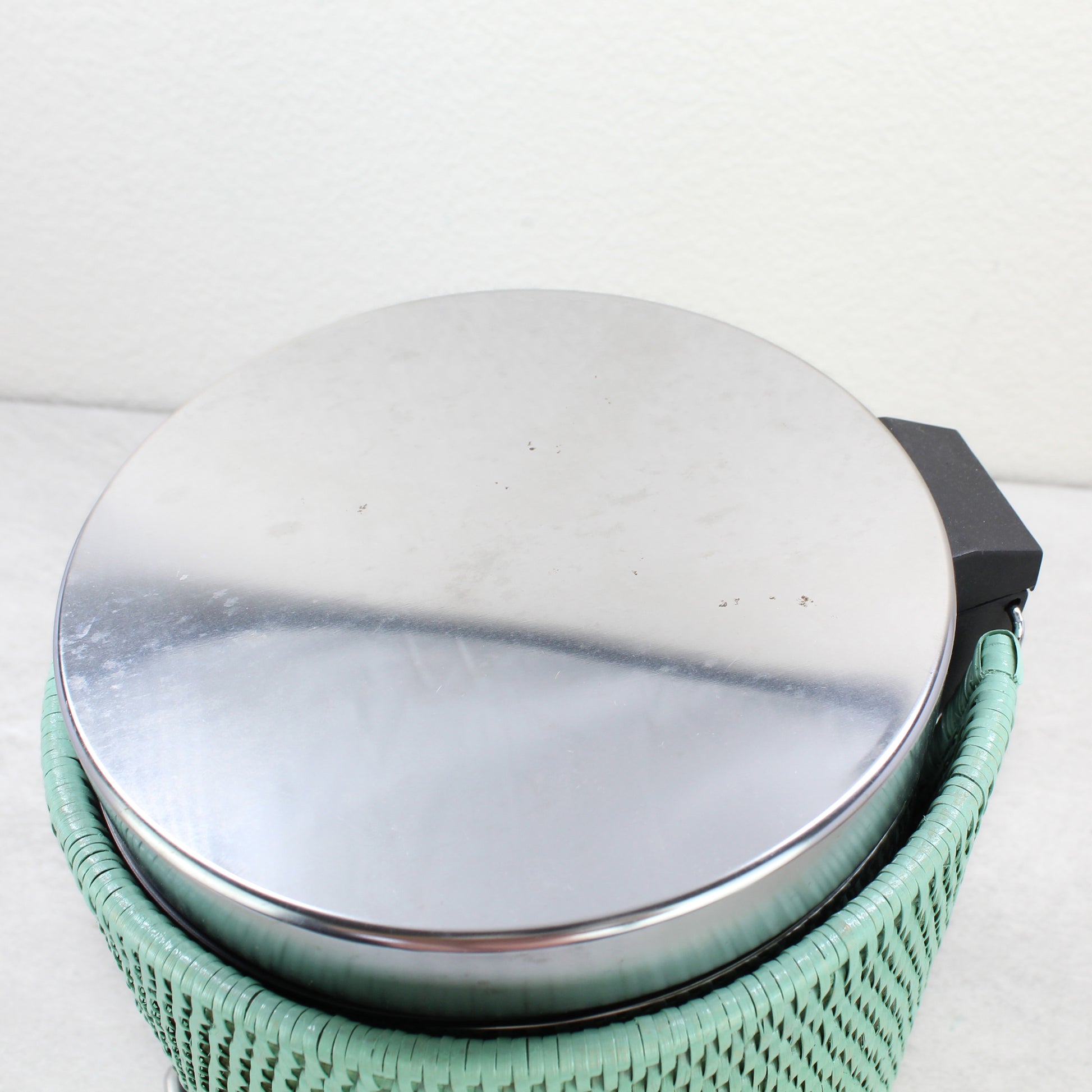 Rattan_Waste_Bin_with_Metal_Inside_and_Plastic_Insert-Sustainable_Home_Organizing-009