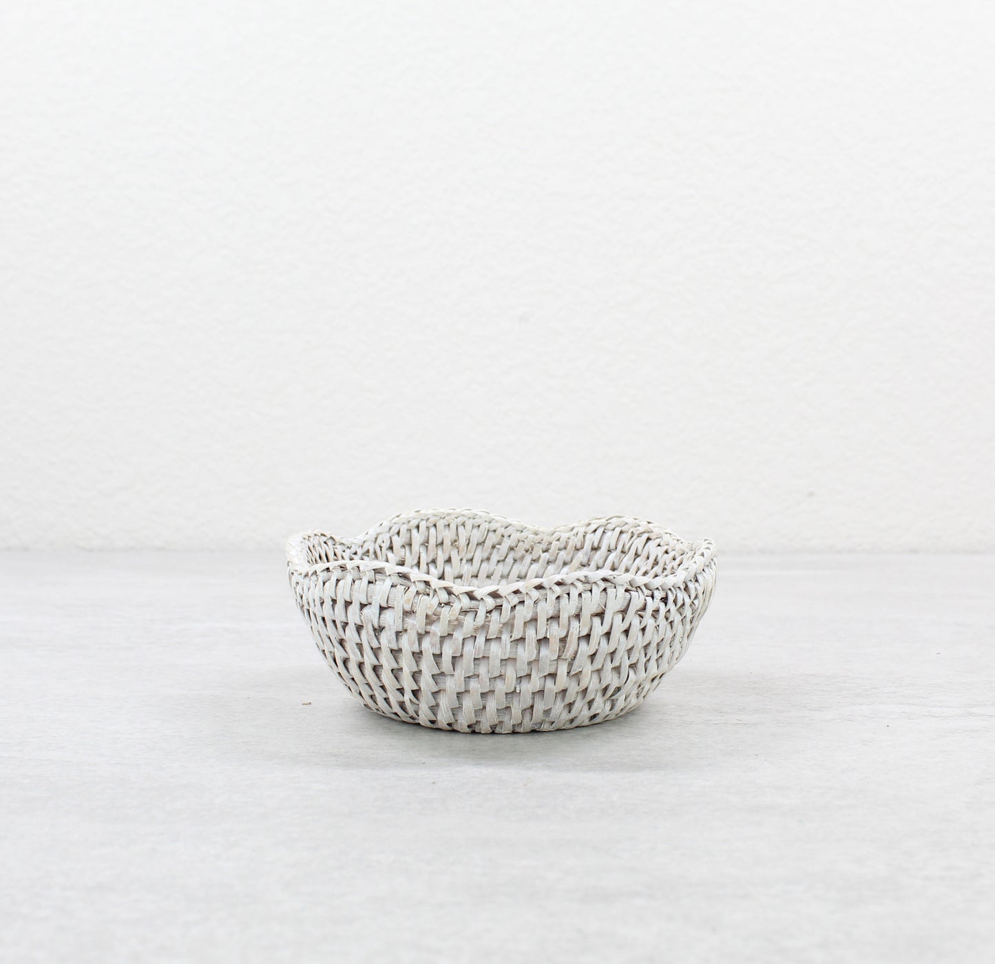 Round-Scalloped-Bowl-Tray-Close-Weaving-Sustainable-Home-Organizing-SS-Combination-002