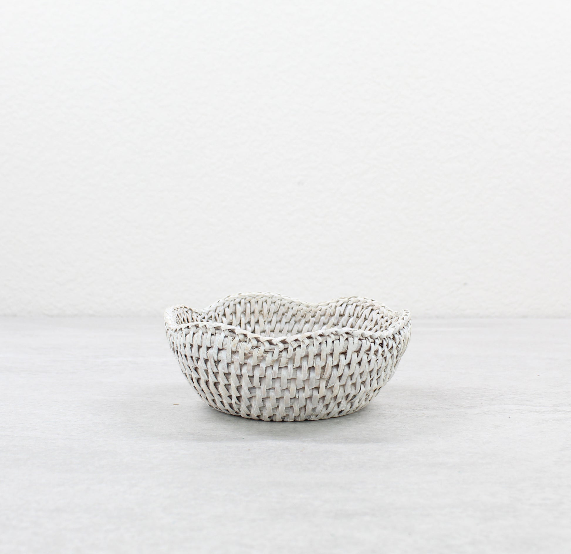 Round-Scalloped-Bowl-Tray-Close-Weaving-Sustainable-Home-Organizing-SS-Combination-002