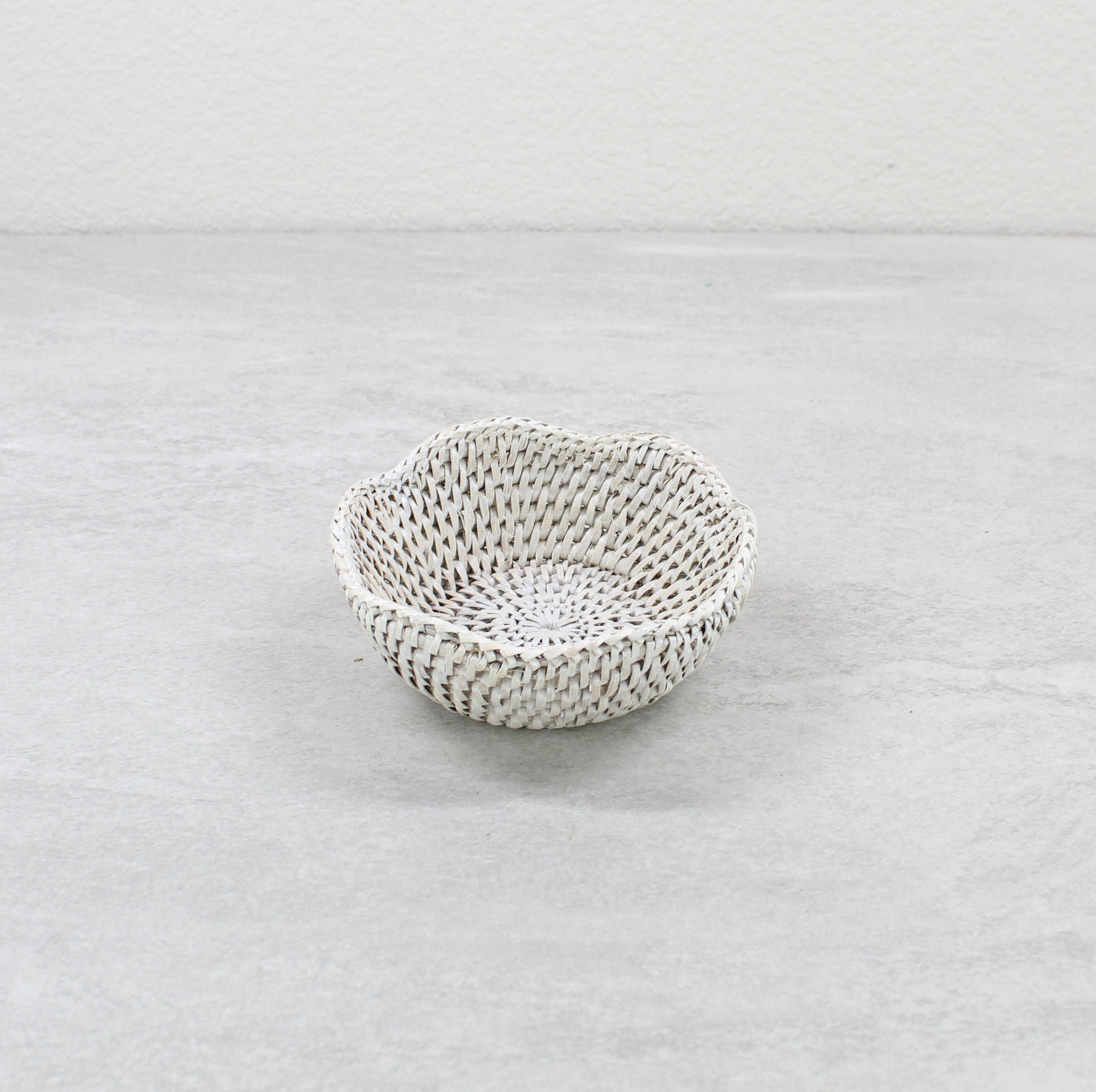 Round-Scalloped-Bowl-Tray-Close-Weaving-Sustainable-Home-Organizing-SS-Combination-007