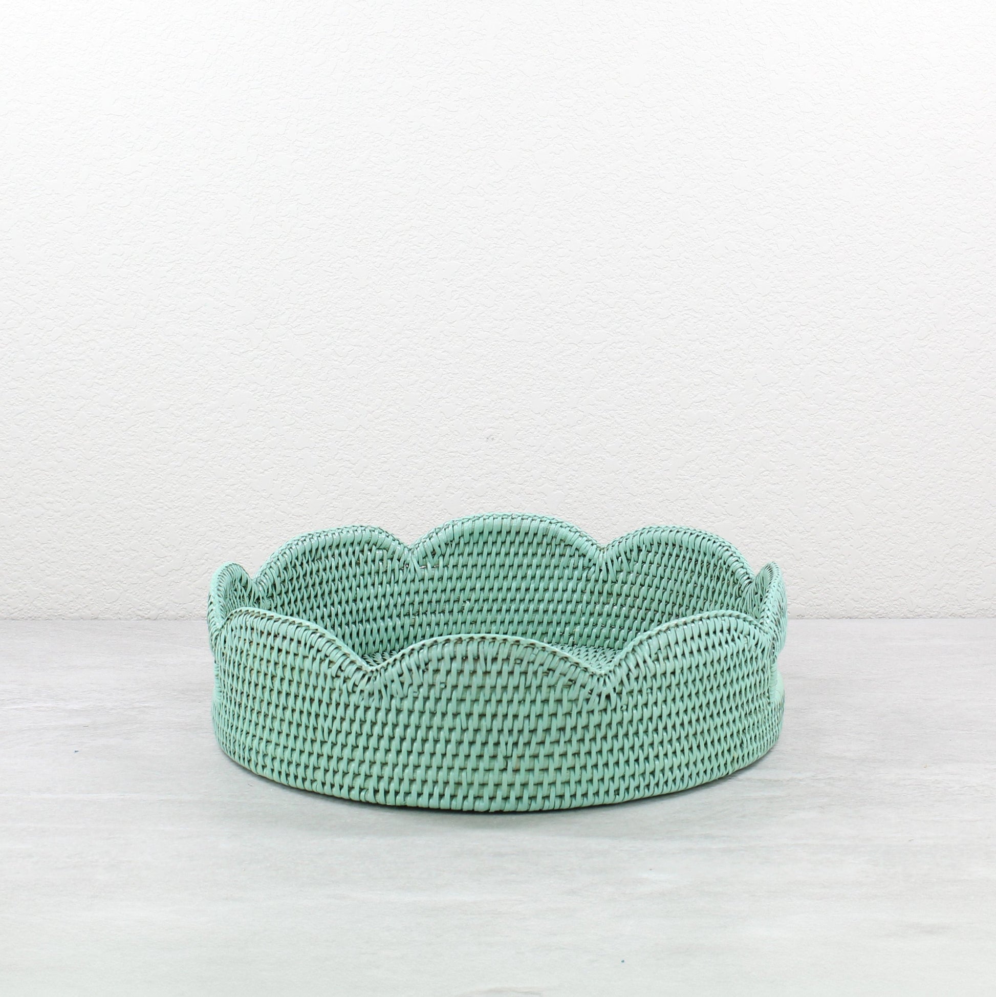 Round-Scalloped-Rattan-Tray-Sustainable-Home-Organizing-Medium-Collection-006