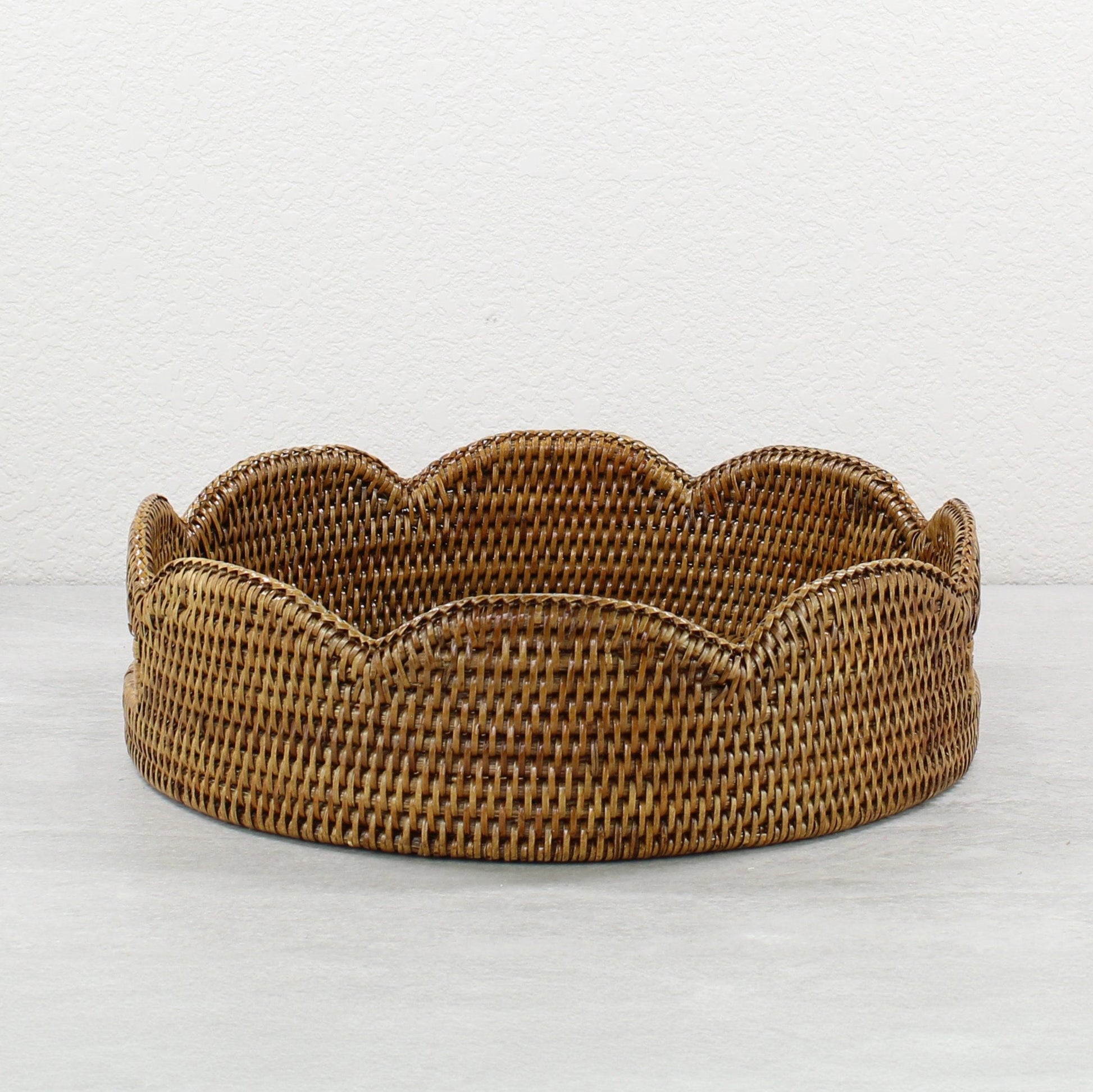 Round-Scalloped-Rattan-Tray-Sustainable-Home-Organizing-Medium-HoneyBrown-001