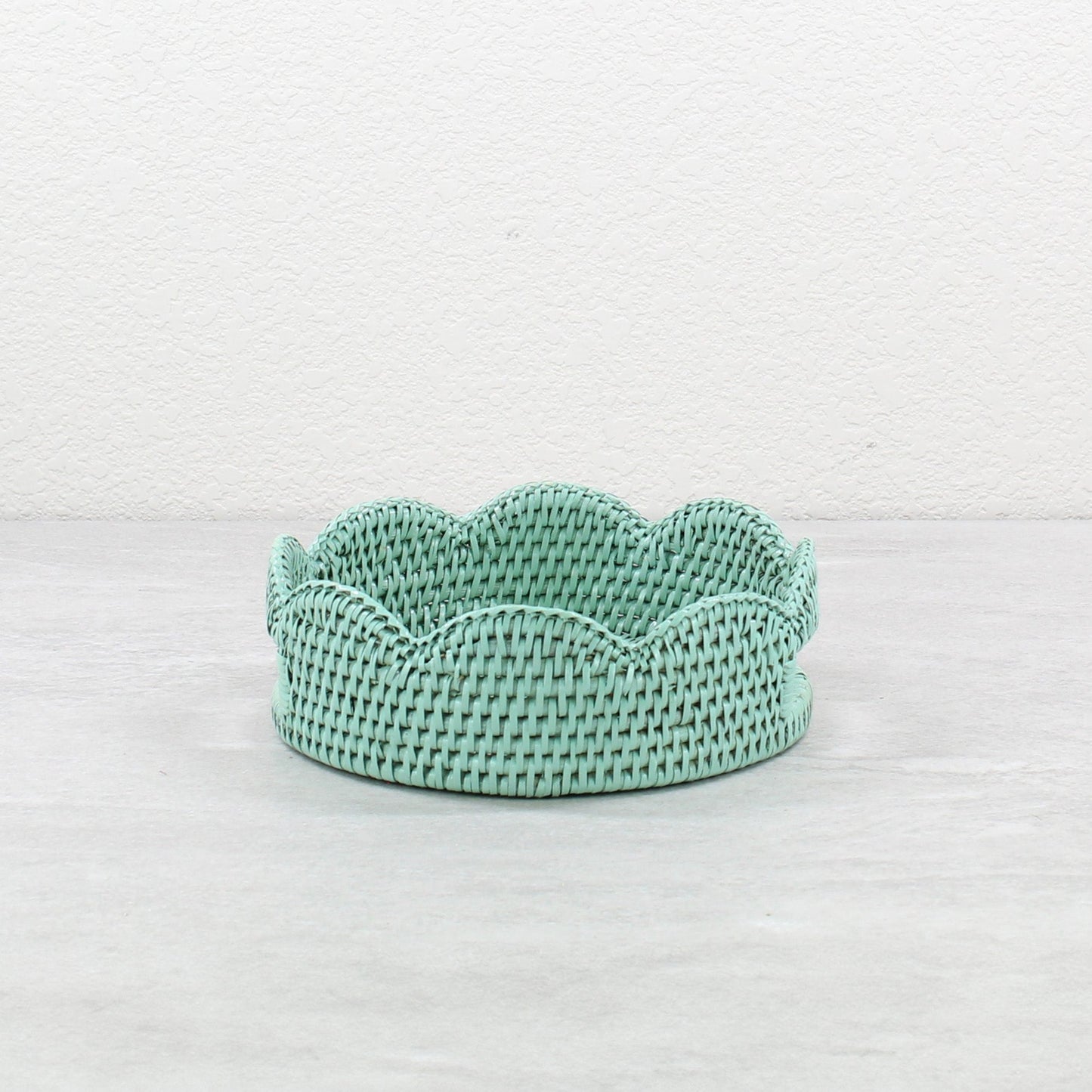 Round-Scalloped-Rattan-Tray-Sustainable-Home-Organizing-Small-004