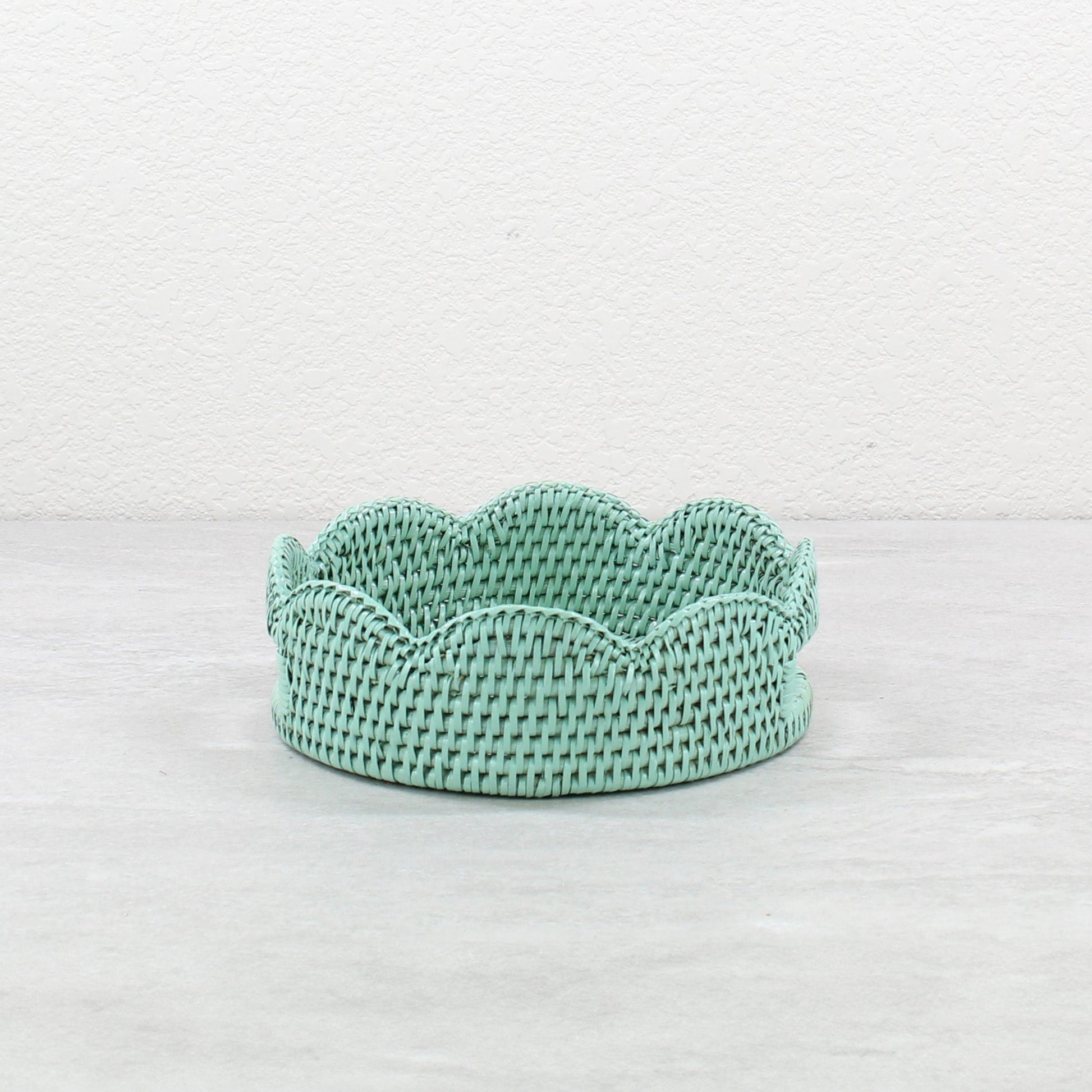 Round-Scalloped-Rattan-Tray-Sustainable-Home-Organizing-Small-004