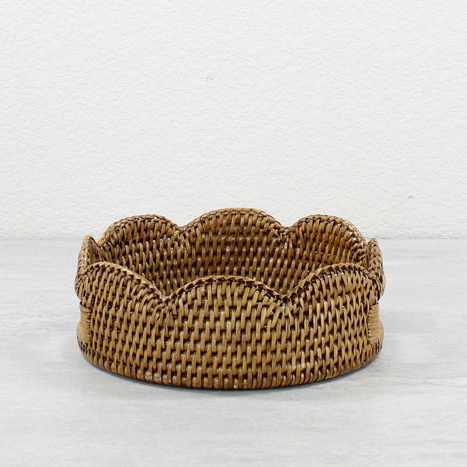 Round-Scalloped-Rattan-Tray-Sustainable-Home-Organizing-Small-HoneyBrown-003