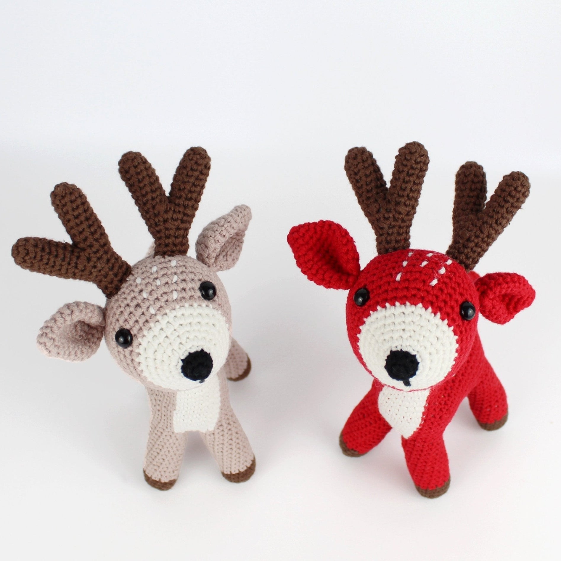 Eco Handcraft crochet red and beige deer amigurumi set viewed from front, ideal for Christmas gifts, kids’ toys, or festive home décor.