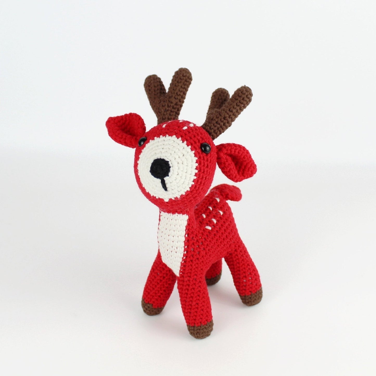 Handmade red crochet deer amigurumi with brown antlers, eco-friendly and artisanal, perfect as a Christmas decoration or holiday gift.